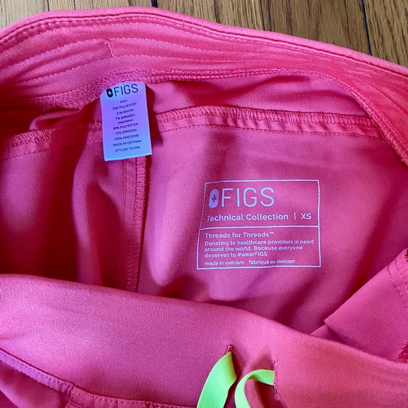 Figs scrub set in neon pink - Picture 5 of 5